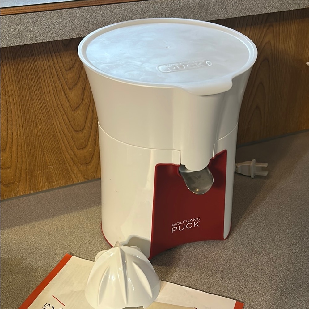 NWOT Wolfgang Puck Citrus Juicer